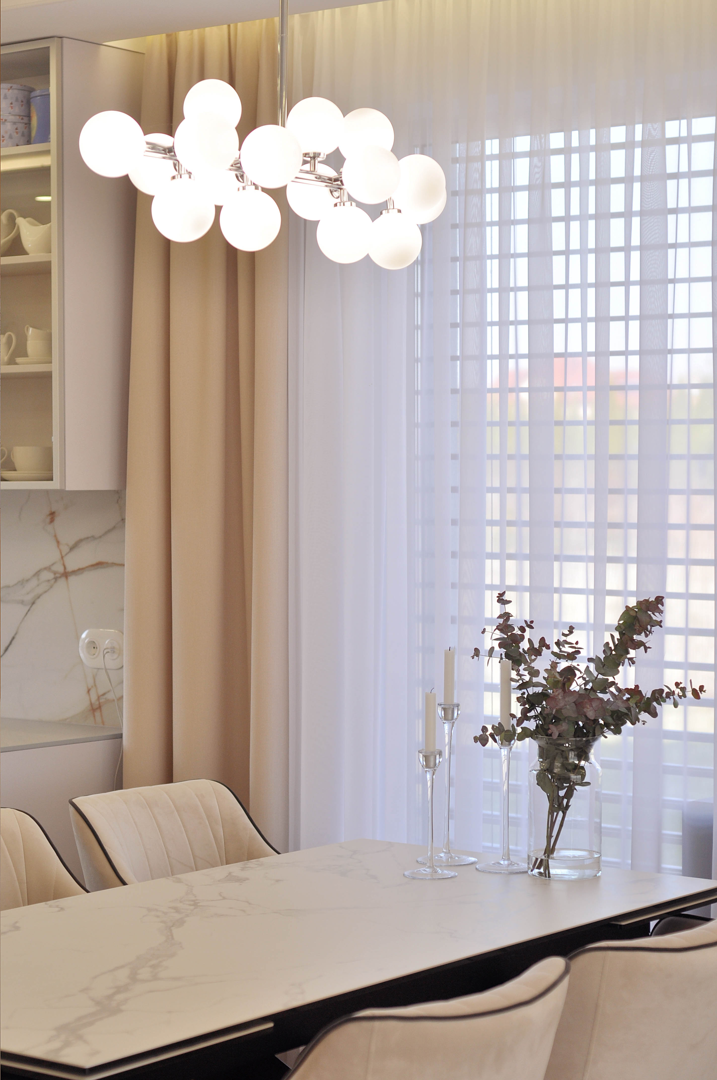 24 stół i nad nim lampa bąbelkowa