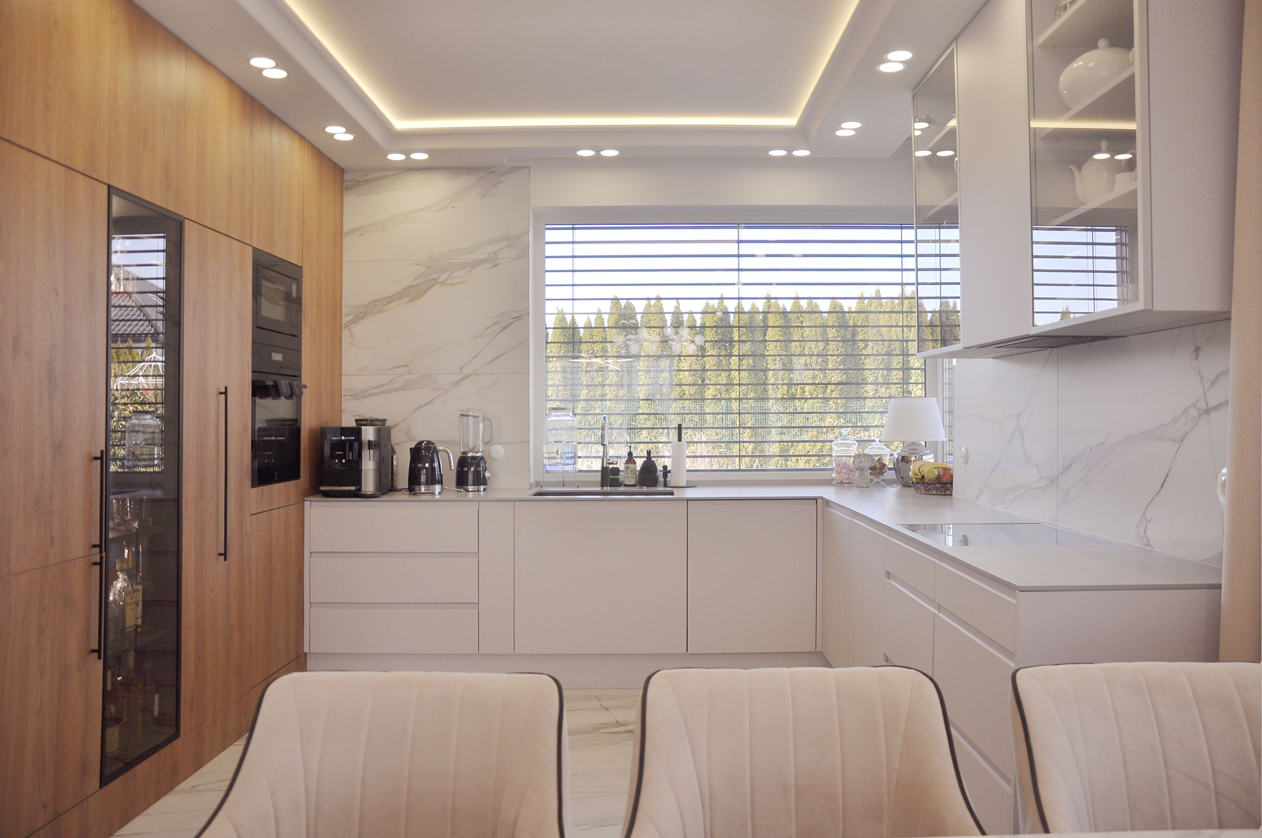 26 kuchnia ze ścianą z kuchenką mikrofalową