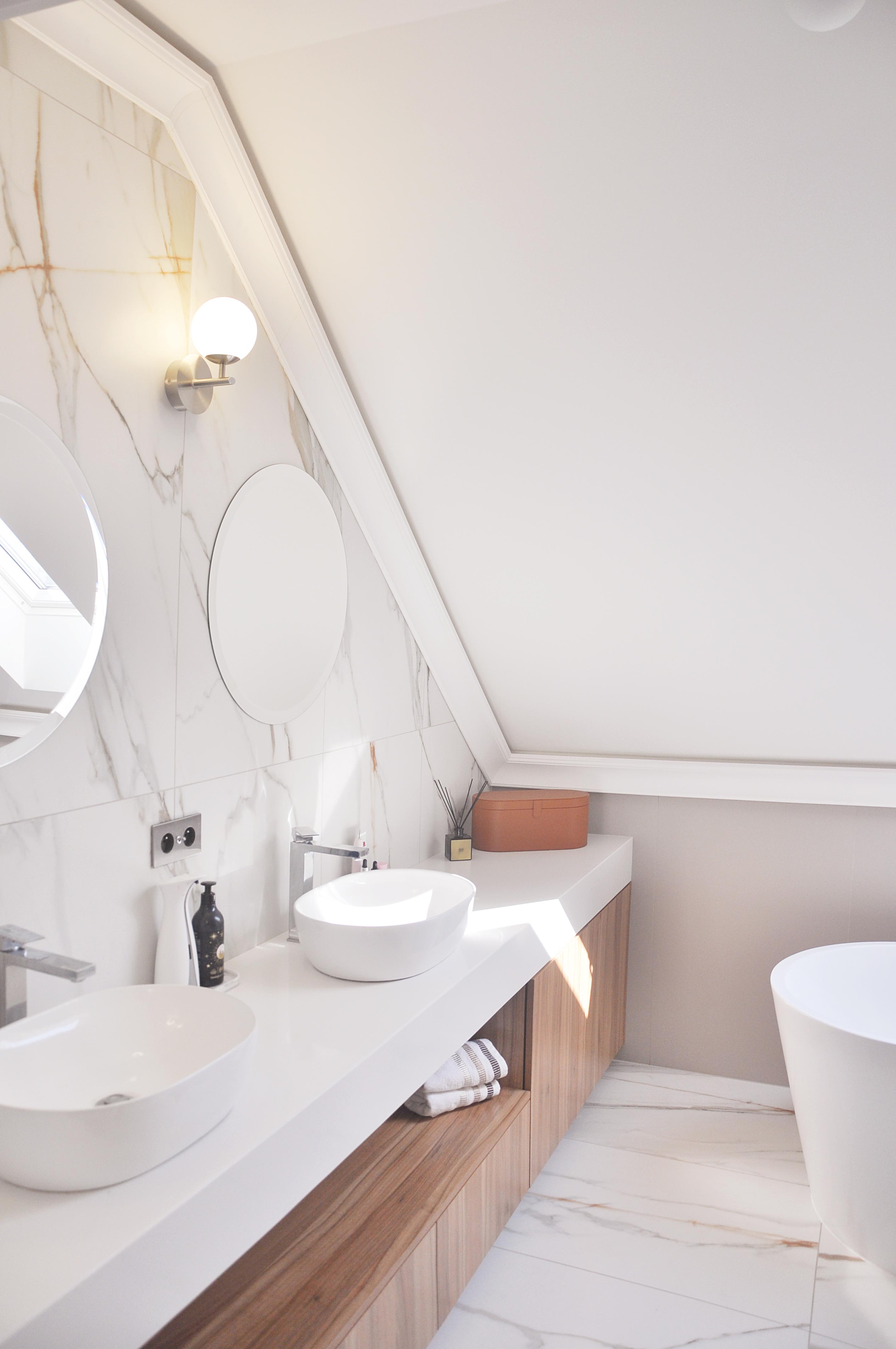 29 Łazienka z dwoma umywalkami