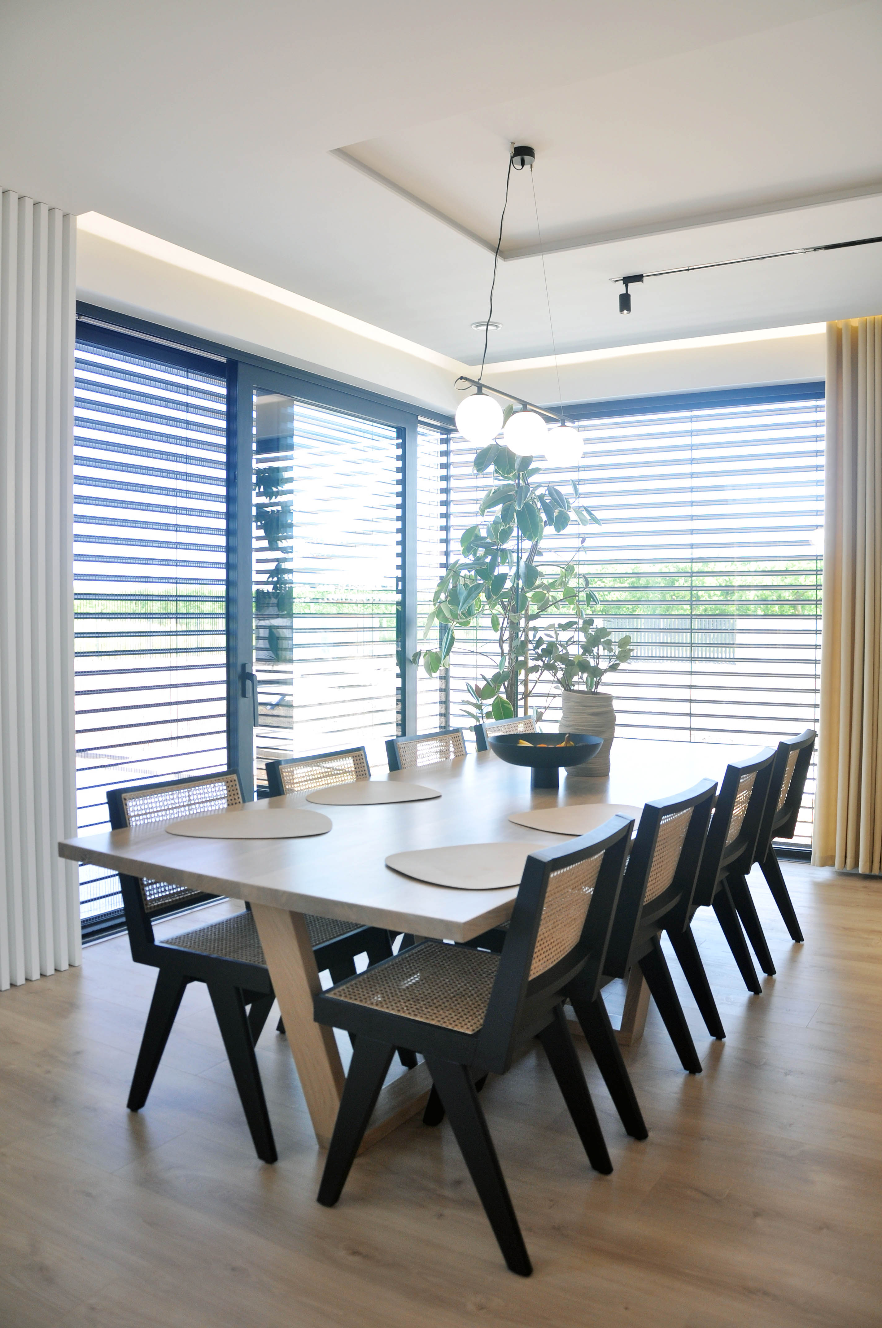 stół jadalny z ośmioma krzesłami