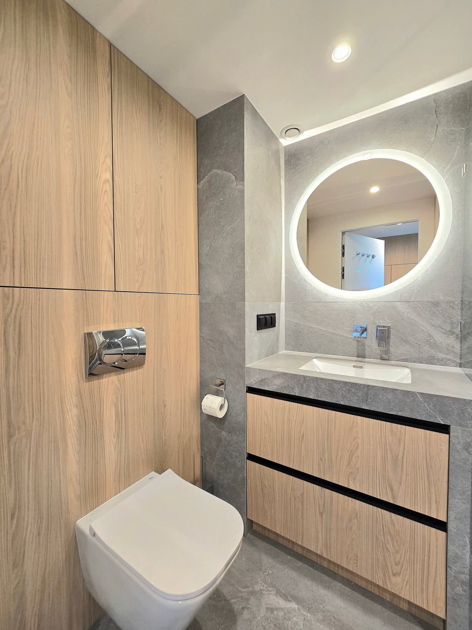 łazienka z umywalką i ubikacją