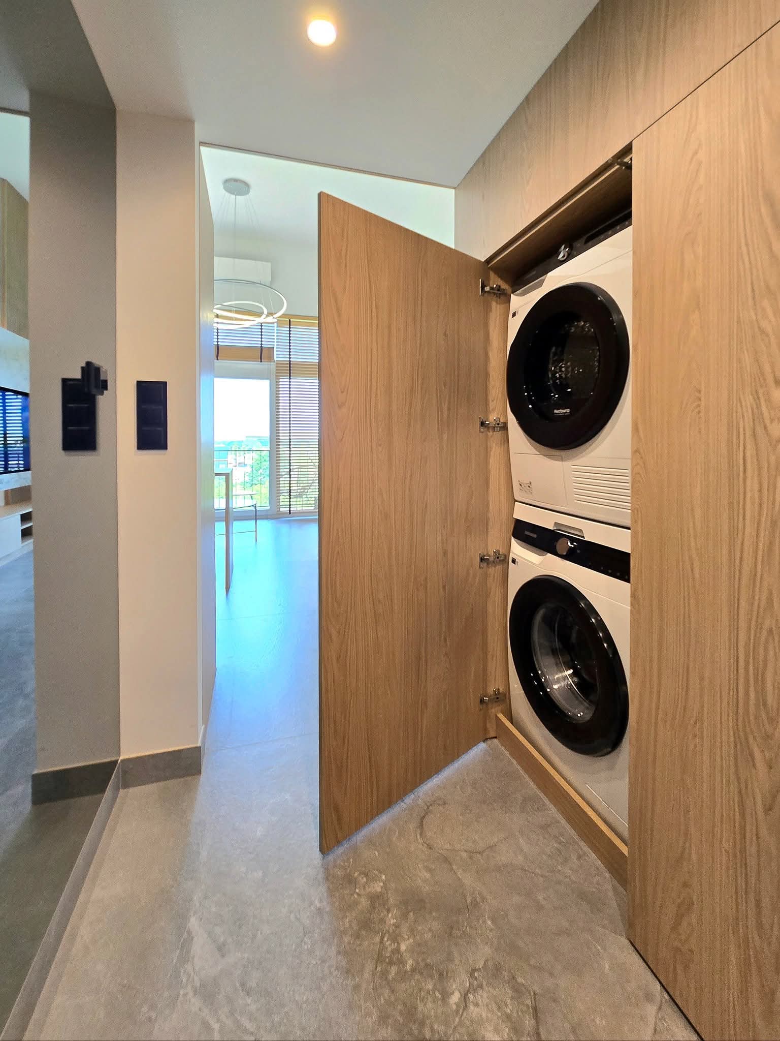 ukryta pralka i suszarka w szafie